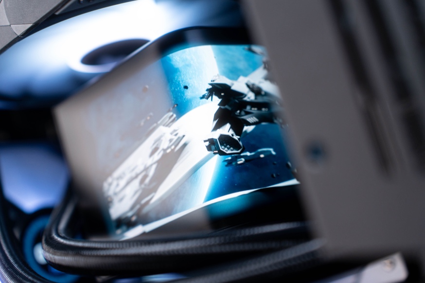 桌子上摆放着黑色的机器

中度可信度描述已自动生成