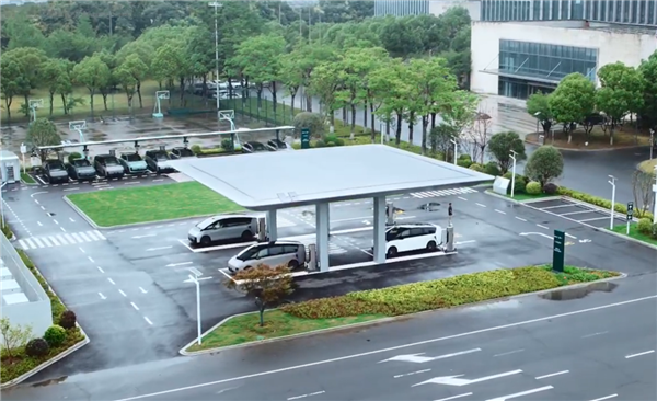 理想汽车全国首座穿梭超充旗舰站落地:4根5C超充桩管饱